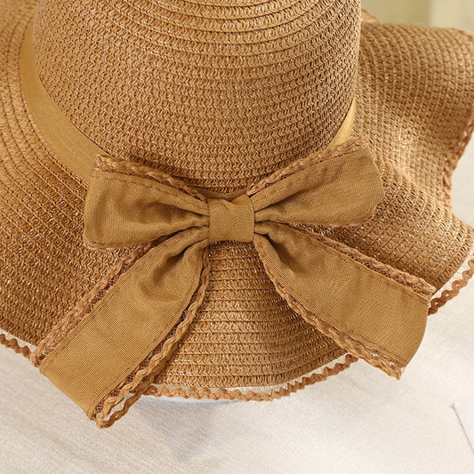 Sombrero de ala grande con lazo decorativo