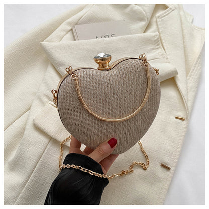 Bolso elegante de mujer con brillante en forma de corazón