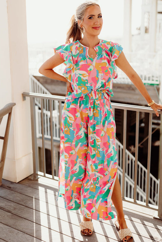 Conjunto de pantalones anchos y top con mangas con volantes florales