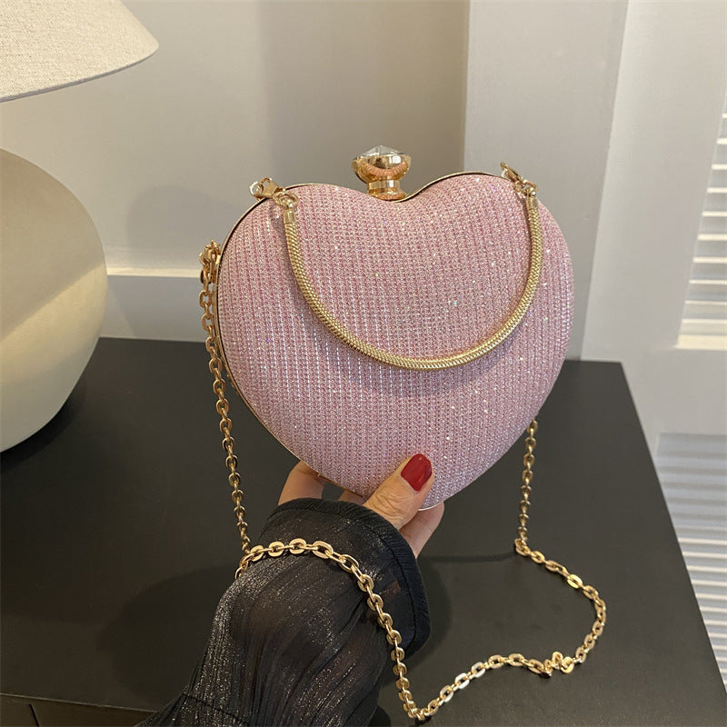 Bolso elegante de mujer con brillante en forma de corazón