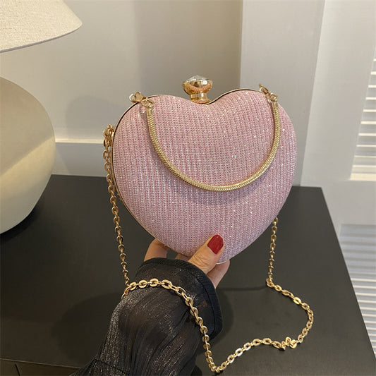 Bolso elegante de mujer con brillante en forma de corazón