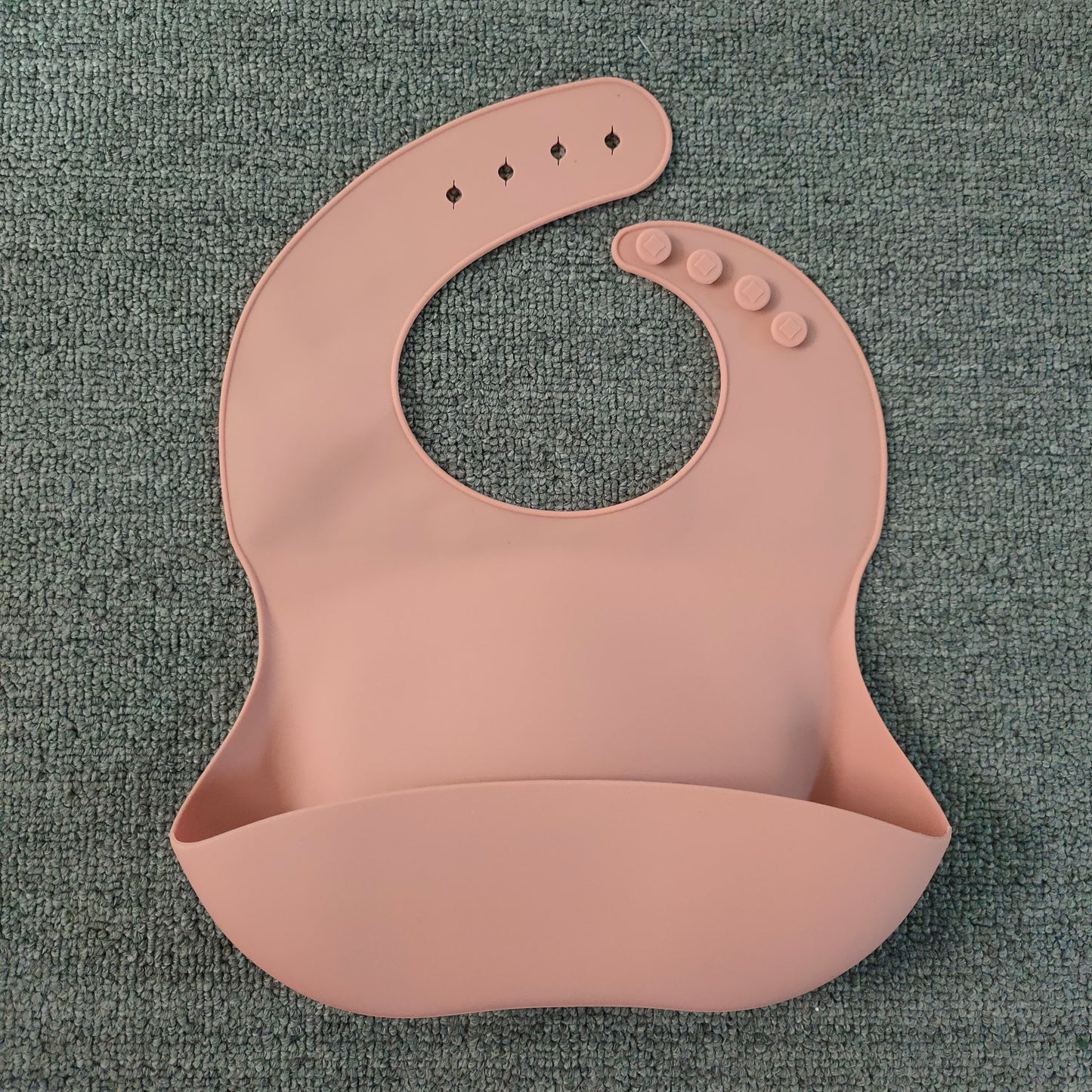 Babero de silicona suave impermeable con receptor de alimentos