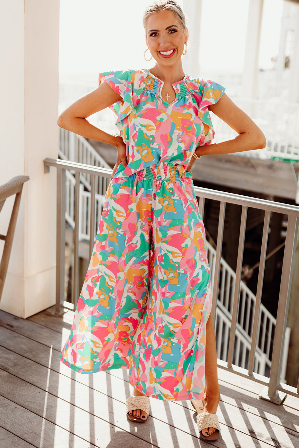 Conjunto de pantalones anchos y top con mangas con volantes florales