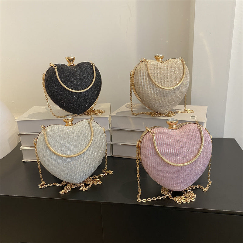 Bolso elegante de mujer con brillante en forma de corazón