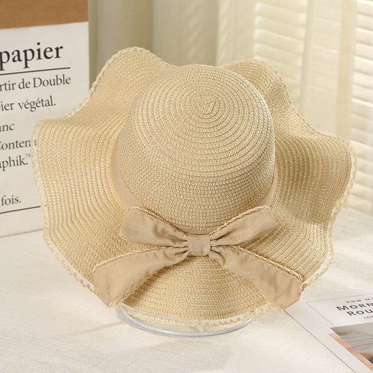 Sombrero de ala grande con lazo decorativo