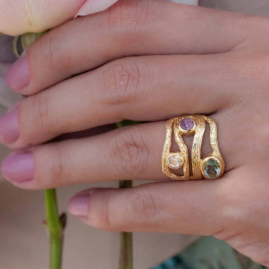 Anillo de gemas con color degradado multicapa