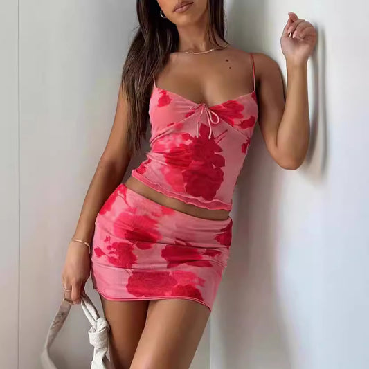 Conjunto de 2 piezas ajustado y estampado con falda corta y blusa de tirantes