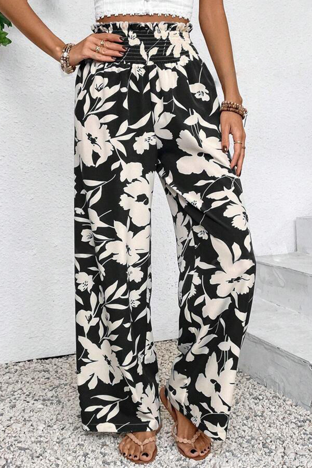 Pantalones anchos de cintura alta con fruncido y estampado floral negro