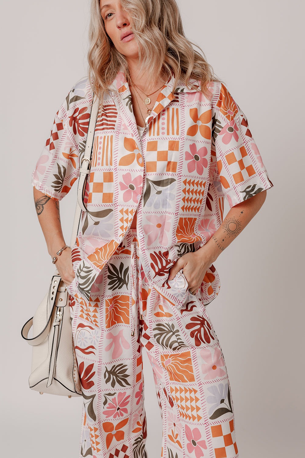 Conjunto camisa cuello estampado cuadros plantas naranja y pantalón ancho