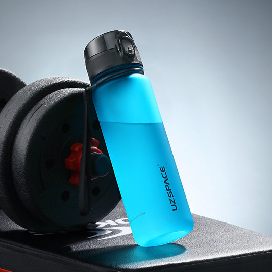 Botella de agua deportiva colorida para viajes al aire libre y fitness