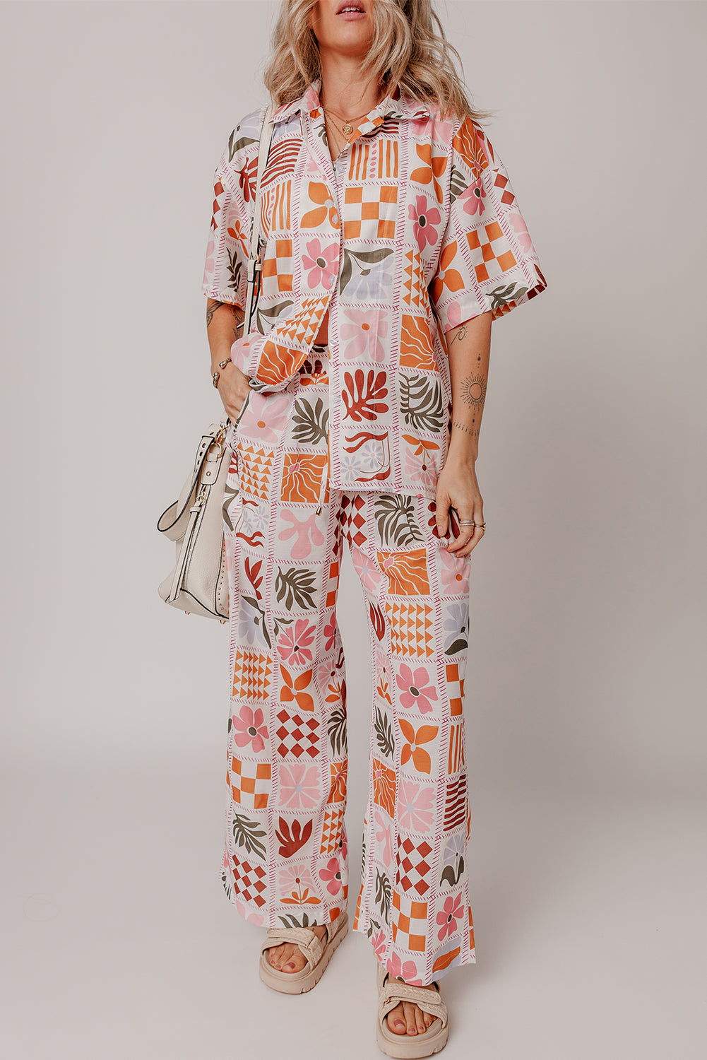 Conjunto camisa cuello estampado cuadros plantas naranja y pantalón ancho