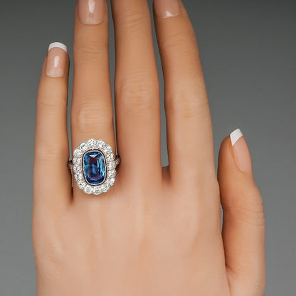 Anillo de lujo con gemas de colores incrustadas en azul marino