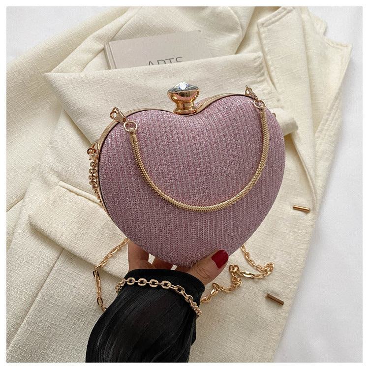Bolso elegante de mujer con brillante en forma de corazón