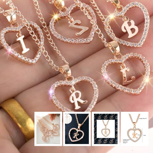 Collar con colgante de circonio en forma de corazón con letras acero inoxidable color dorado