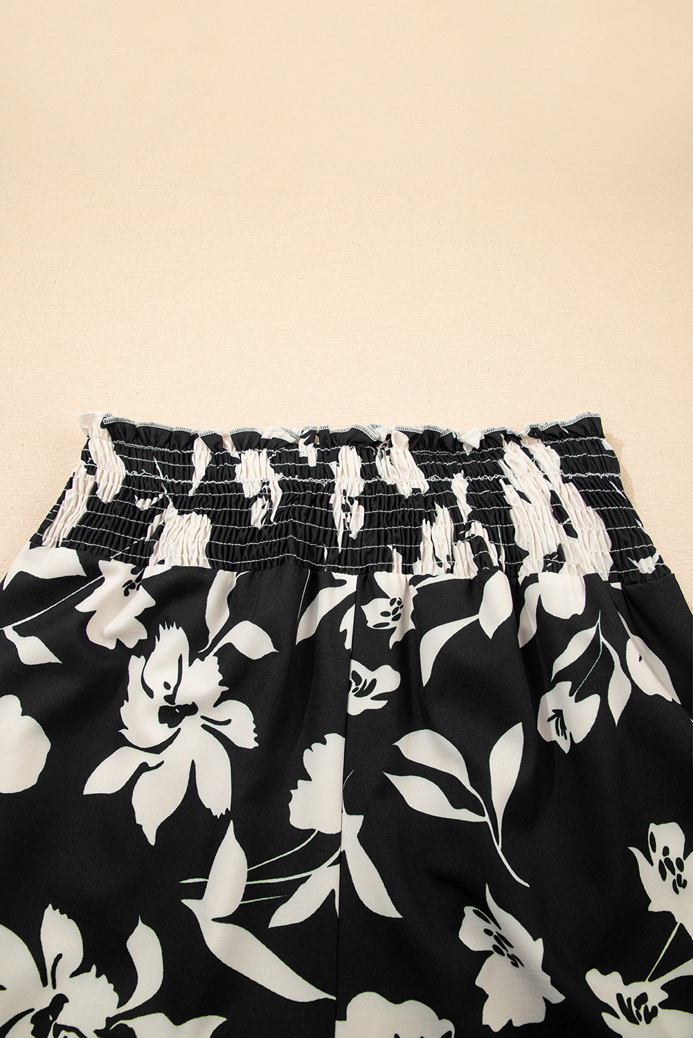 Pantalones anchos de cintura alta con fruncido y estampado floral negro