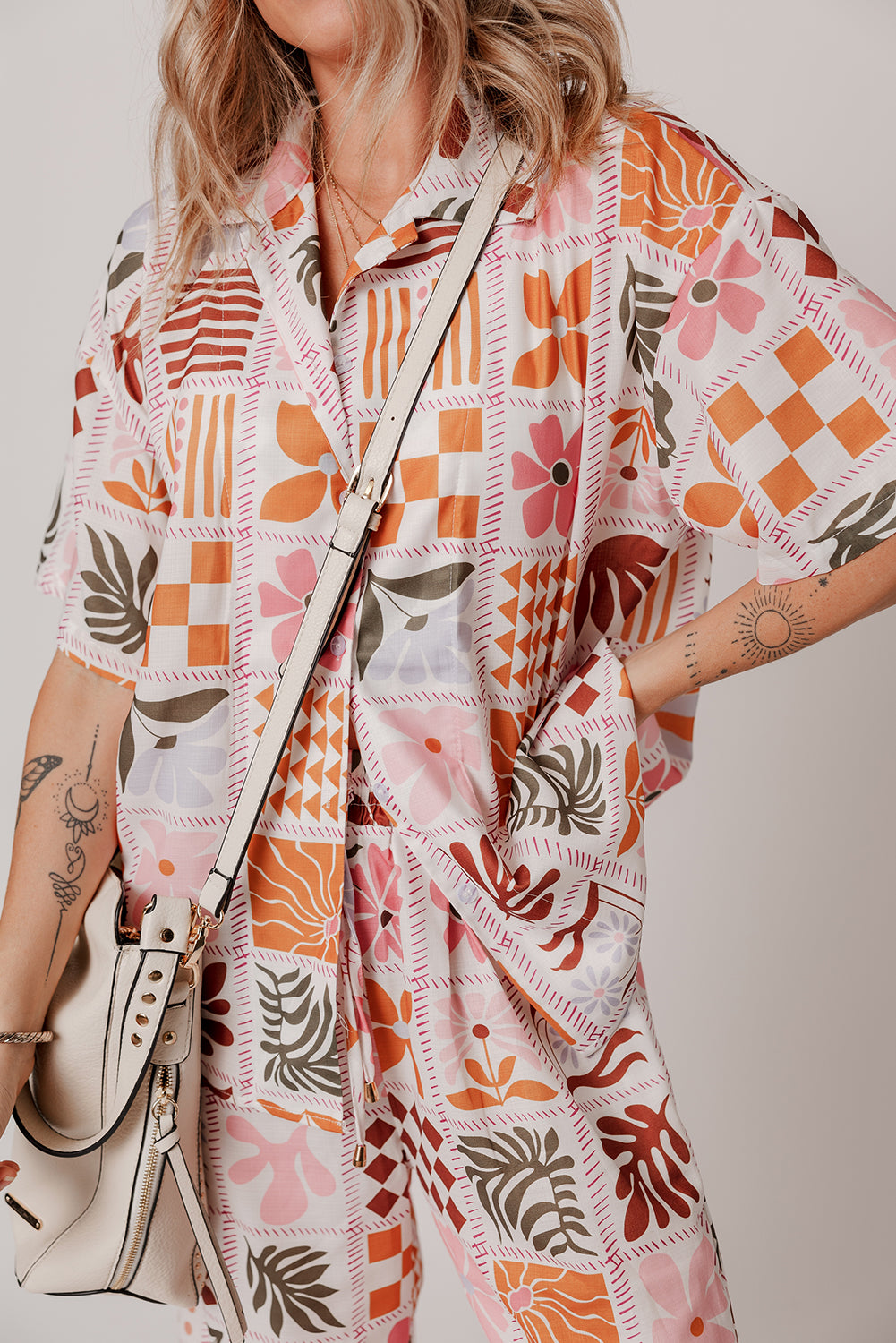 Conjunto camisa cuello estampado cuadros plantas naranja y pantalón ancho