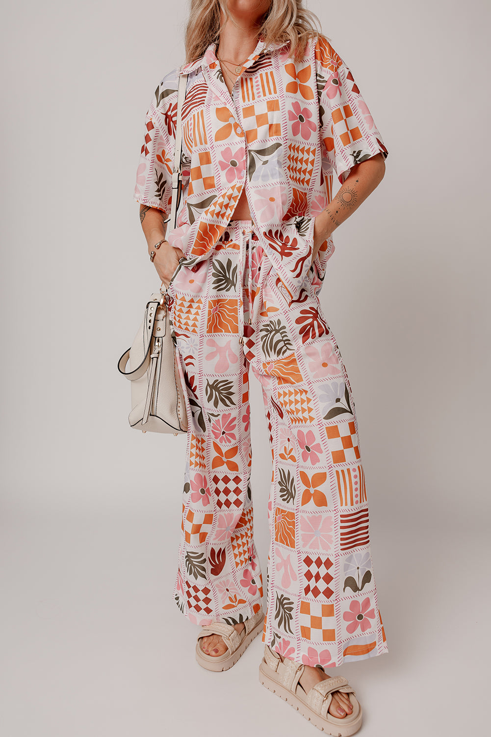 Conjunto camisa cuello estampado cuadros plantas naranja y pantalón ancho