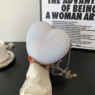 Bolso elegante de mujer con brillante en forma de corazón