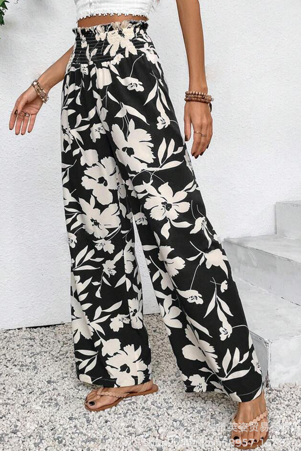 Pantalones anchos de cintura alta con fruncido y estampado floral negro